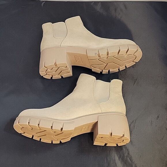 BRAND NEW MADDEN NYC WOMEN'S CHELSEA CHUNKY HEEL SUEDE BOOTIE - Picture 8 of 14